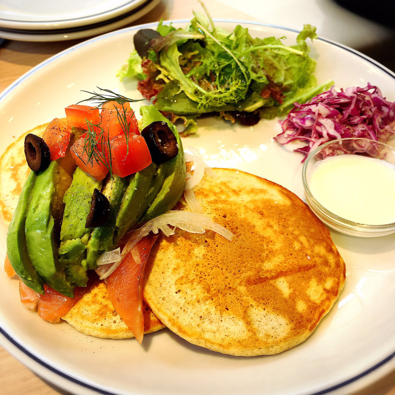 フレッシュサーモンとアボカドのパンケーキ(FLIPPERS 表参道店)