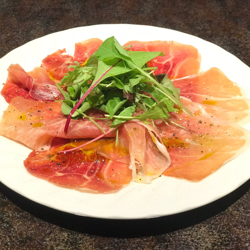 本場スペイン産ハモンセラーノのサラダ(Bar Hexagone（バーエグザゴーヌ）| ミクソロジーカクテル&日本ワイン)