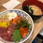8種の彩り丼(磯丸水産 赤坂見附店)