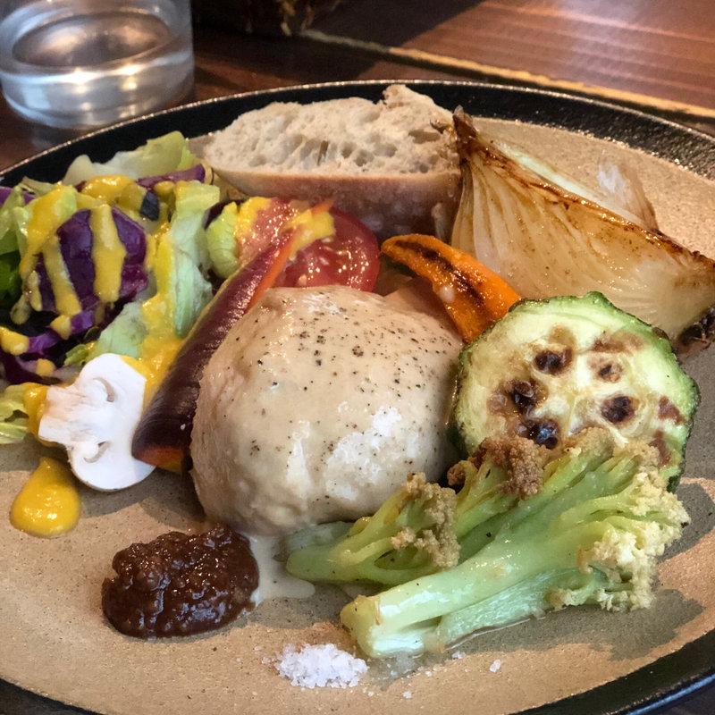 低温調理で仕上げた大山鶏のソテー(WE ARE THE FARM （ウィーアーザファーム）)