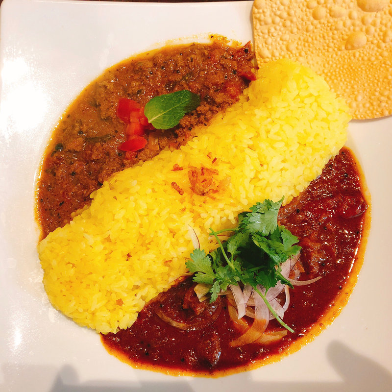 ポークビンダルーとラムミントキーマのあいがけ(Betterave Bistro Jiro)