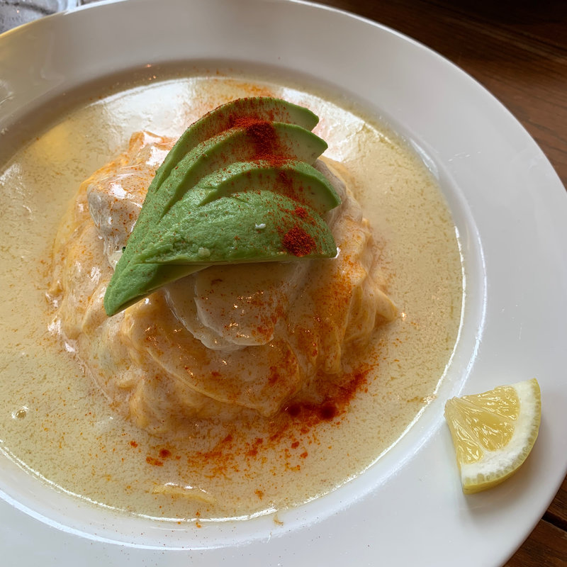 鶏とアボカドのオムライス (ちょっと名前違うと思います)(Lu's CAFE)