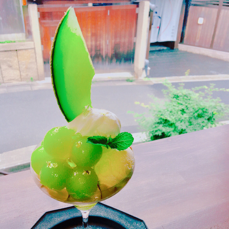 クラウンメロンとピスタチオのプレミアムパルフェ(DORUMIRU.yasakanotou)