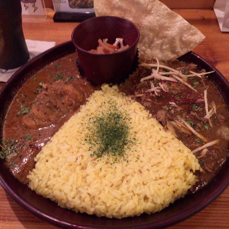 2種類のカレーを同時に載せるありがたいスタイル900円～(ノムソン カリー （NOMSON CURRY）)