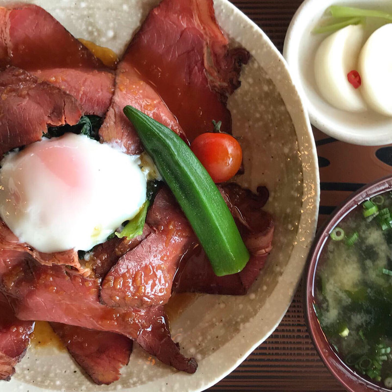 ローストビーフ丼(マルカンビル大食堂)