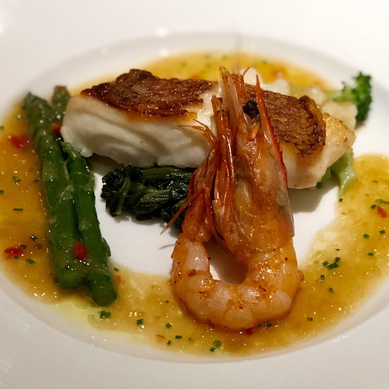 本日の鮮魚のポアレ 天使の海老添え セミドライトマトとアサリソース サフラン風味(ラ・バンク・ド・ロア(横浜市指定有形文化財))