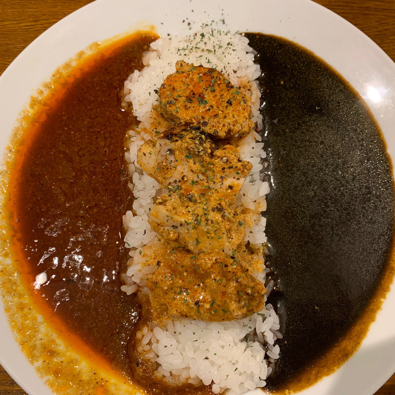 あいがけチキンタンドリーカレー(赤と黒)