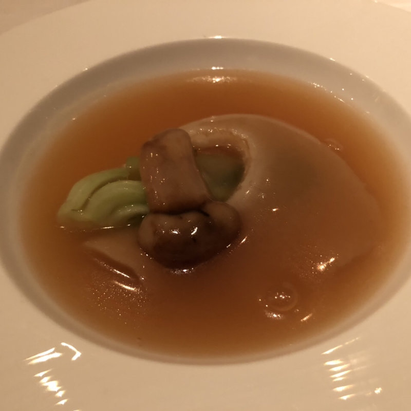 フカヒレの姿煮  辛味煮込み(重慶飯店 麻布賓館)