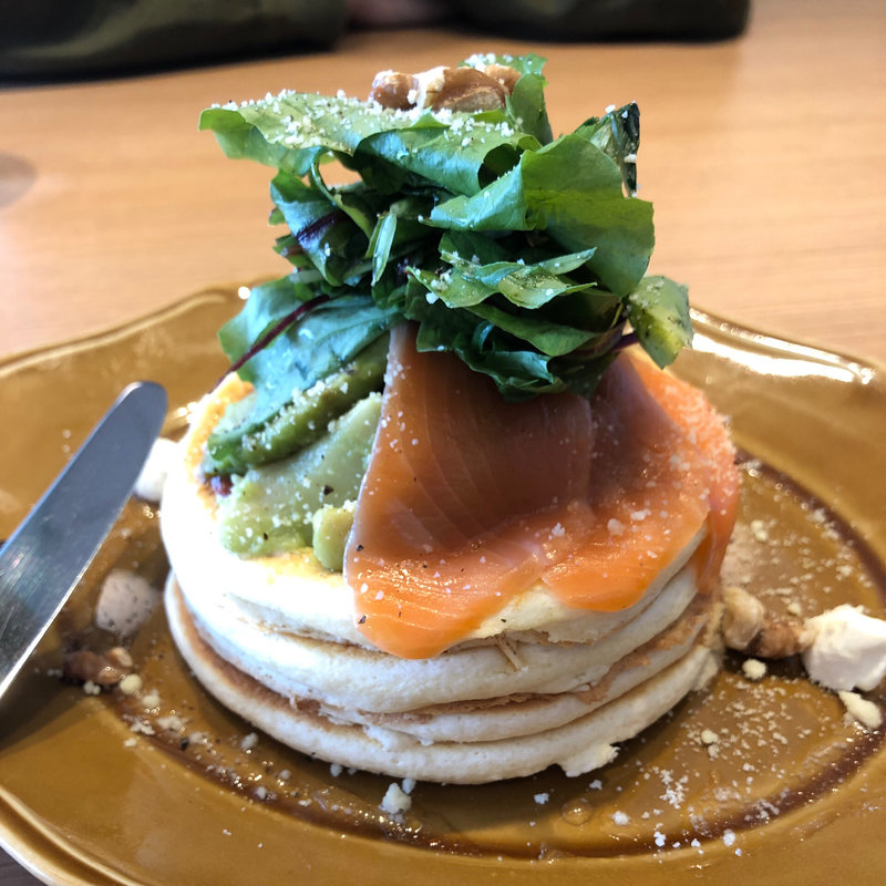 サーモンとアボカドのパンケーキ(Mint)