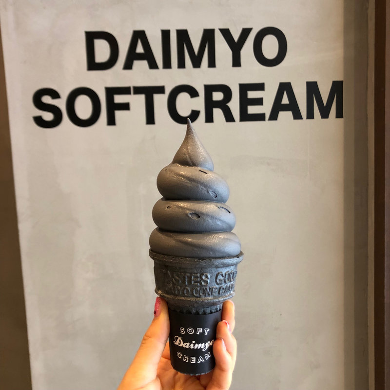 ブラックチーズソフトクリーム(大名ソフトクリーム 自由が丘店)