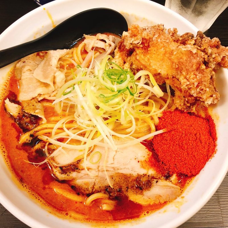 辛口肉ソバ「味噌」大盛りlv.4 唐揚げトッピング(辛口ガチ味噌肉ソバ ひるドラ 本店 )