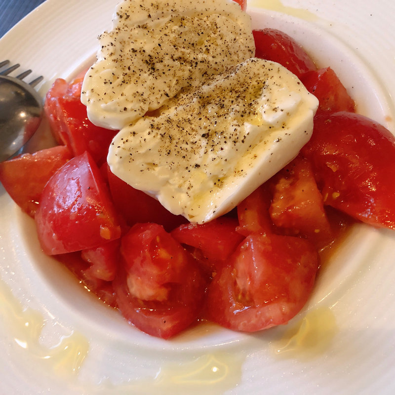 トマトとブッラータチーズのシンプルサラダ(ビストロ デ シュナパン)