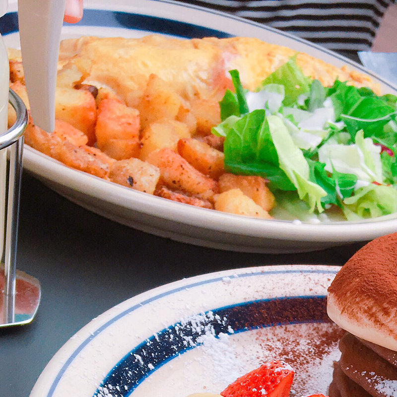 トマトとチーズのオムレツ(Eggs ’n Things 梅田茶屋町店)