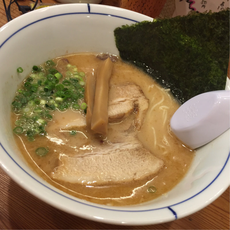 薫る純系とんこつ(烈志笑魚油 麺香房 三く)