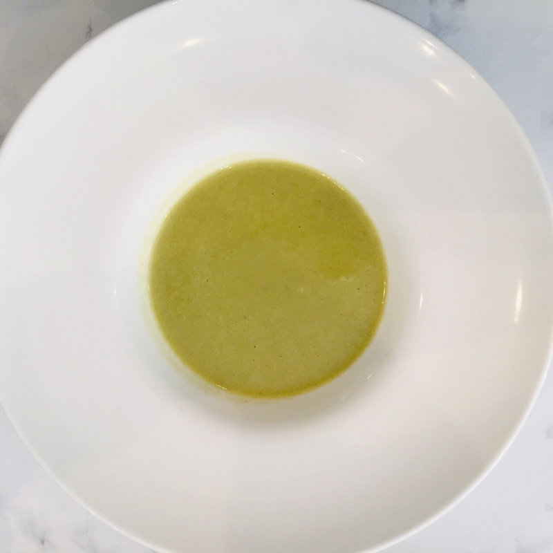 ほうれん草、じゃがいも、新玉ねぎのクリームスープ(カフェ・ド・サンティエ 仏料理おざ輝)