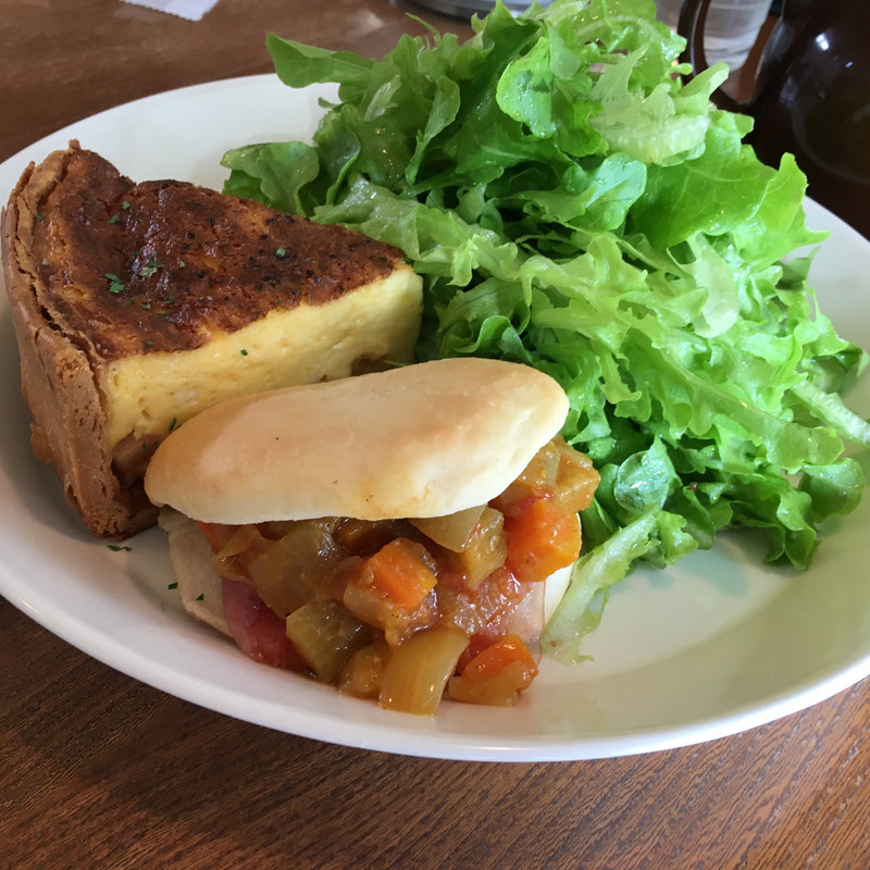 キッシュロレーヌとくちびるサンド(カフェトリコ （CAFE TRICOT）)