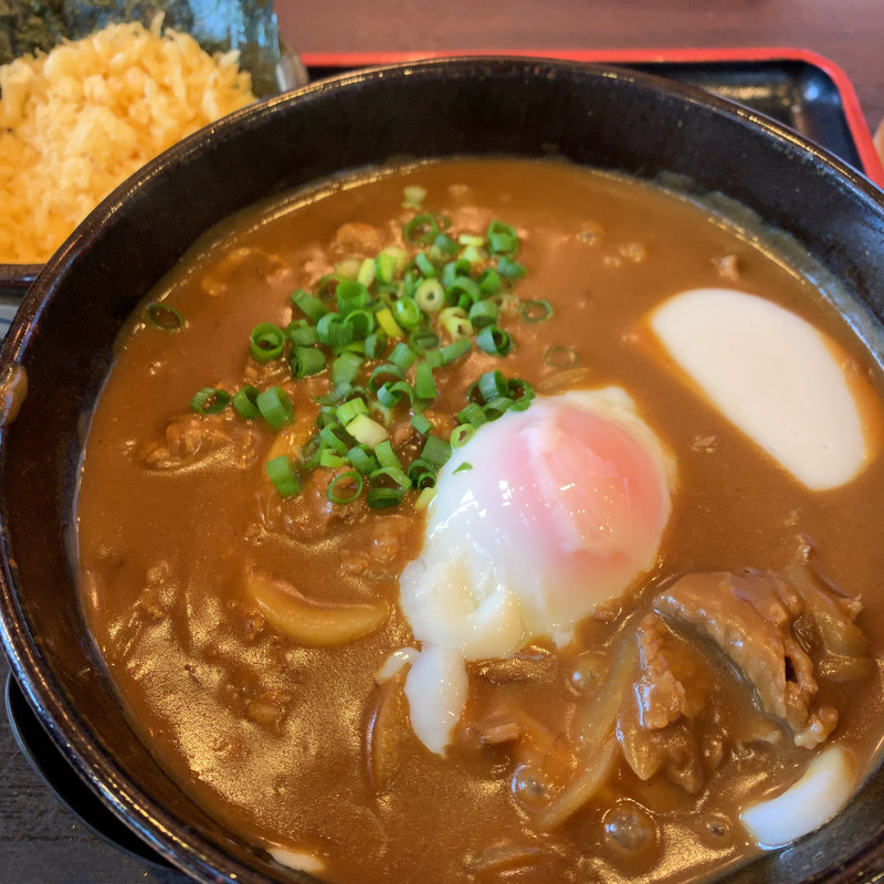 温泉玉子入り牛かれーうどん tp.サクサクたぬき(手打ちうどん　こんぴら茶屋)