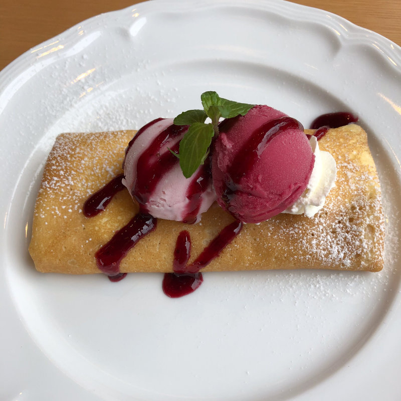 いちごアイスとカシスソルベのクレープ(futaba cafe)