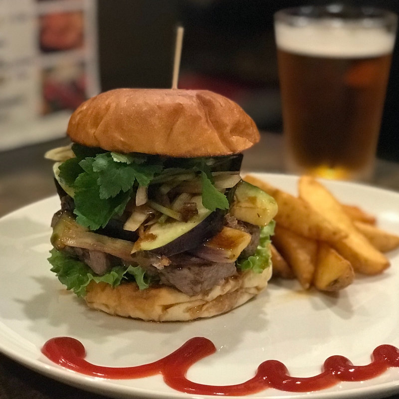 水ナスと茗荷を鰹節で和えて三つ葉をトッピングバーガー(Kokopelli)