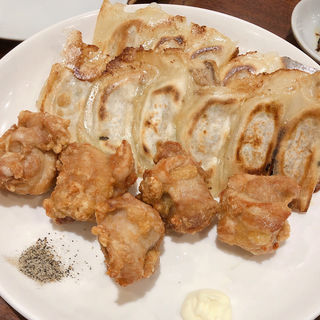 大皿餃子＋鶏の唐揚げ(九州らーめん亀王 名谷店 )