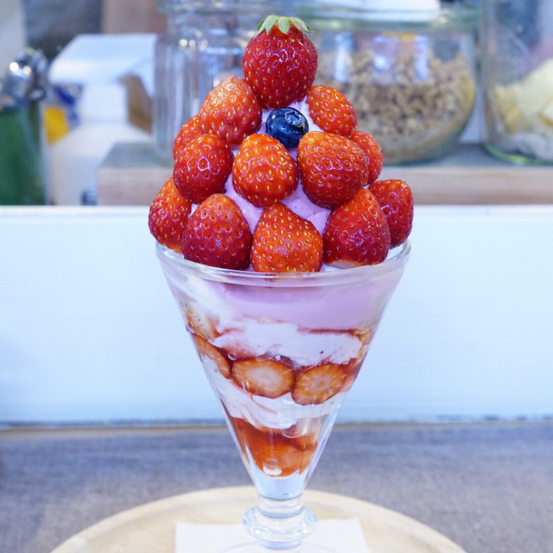 いちごパフェ☆ 🍓🍓🍓🍓🍓 . 白い宝石と淡雪と古都華🍓 . . . . . #白いちご
