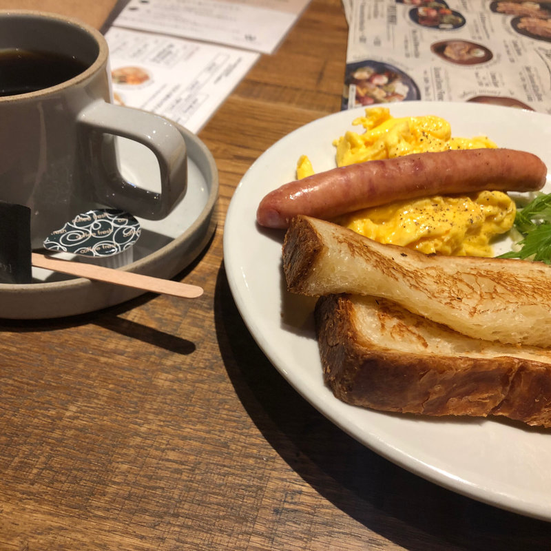 スクランブルエッグ＆ソーセージ トーストセット(オハコルテベーカリー )