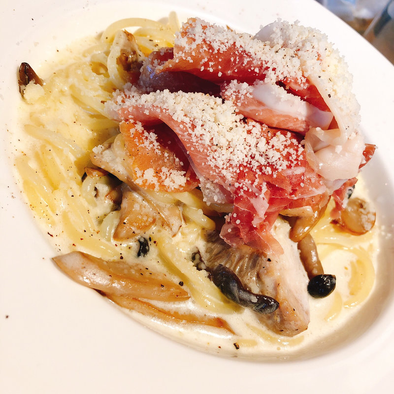 若鳥とキノコのクリーム(+生ハムトッピング)(パスタバル ドンピノキオ 大森店)