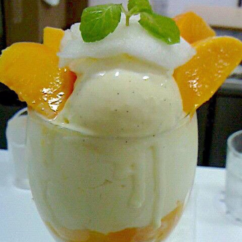 2種類のマンゴーパフェ(成城Le Fruitier)