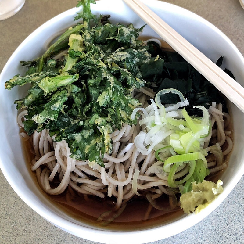 冷し春菊天そば(立ち食いそば たんぽぽ)