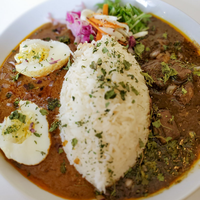 ビンダルと揚げ卵の2種カリー(倉庫カリー)