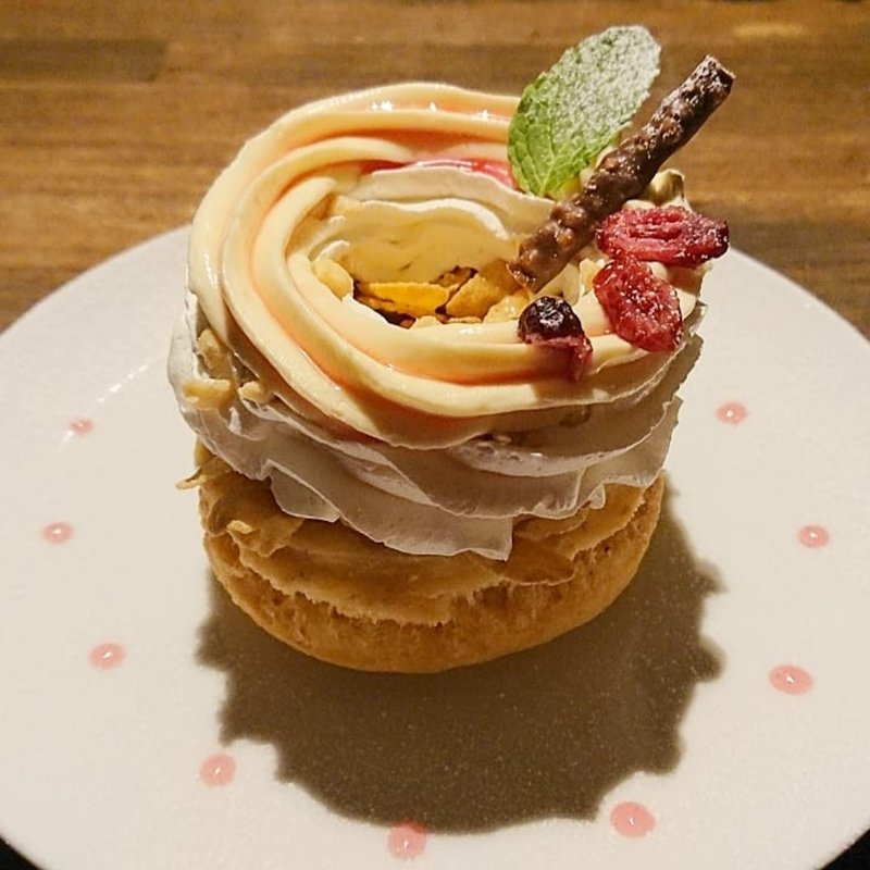 デラックス・ドーナツ　クリームチーズクランベリー(CAFE サーハビー)