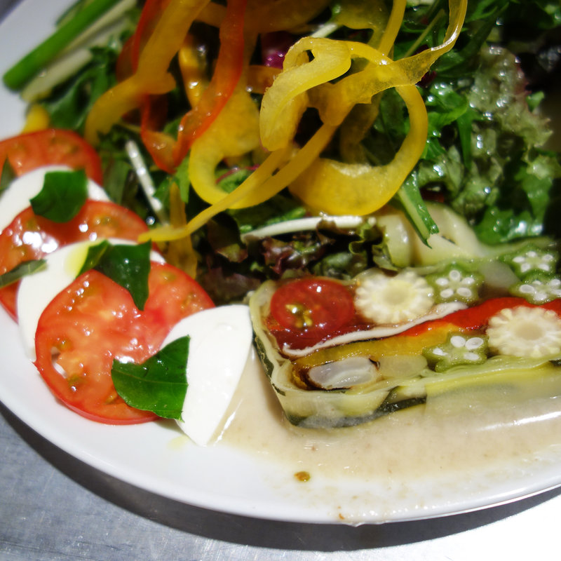 フルーツトマトとモッツァレラチーズのカプレーゼ＆季節野菜のテリーヌサラダ(Mr.＆Mrs.GREEN(ミスターアンドミセスグリーン))