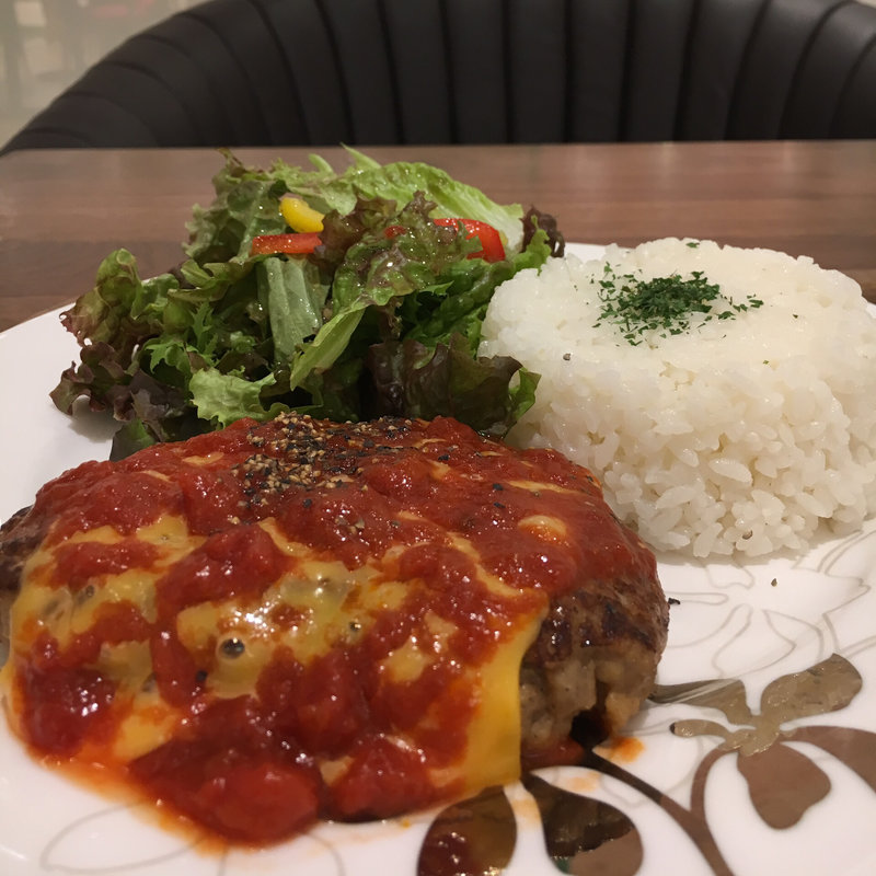 イタリアンハンバーグ ランチセット(モア カフェ 東京インテリア家具 福岡新宮店)