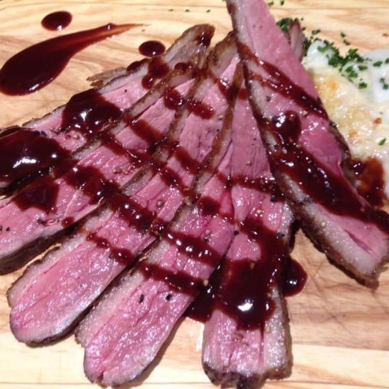 ビュルゴー家のシャラン鴨胸肉のソテー　濃厚赤ワインソース(俺のイタリアン KABUKICHO )