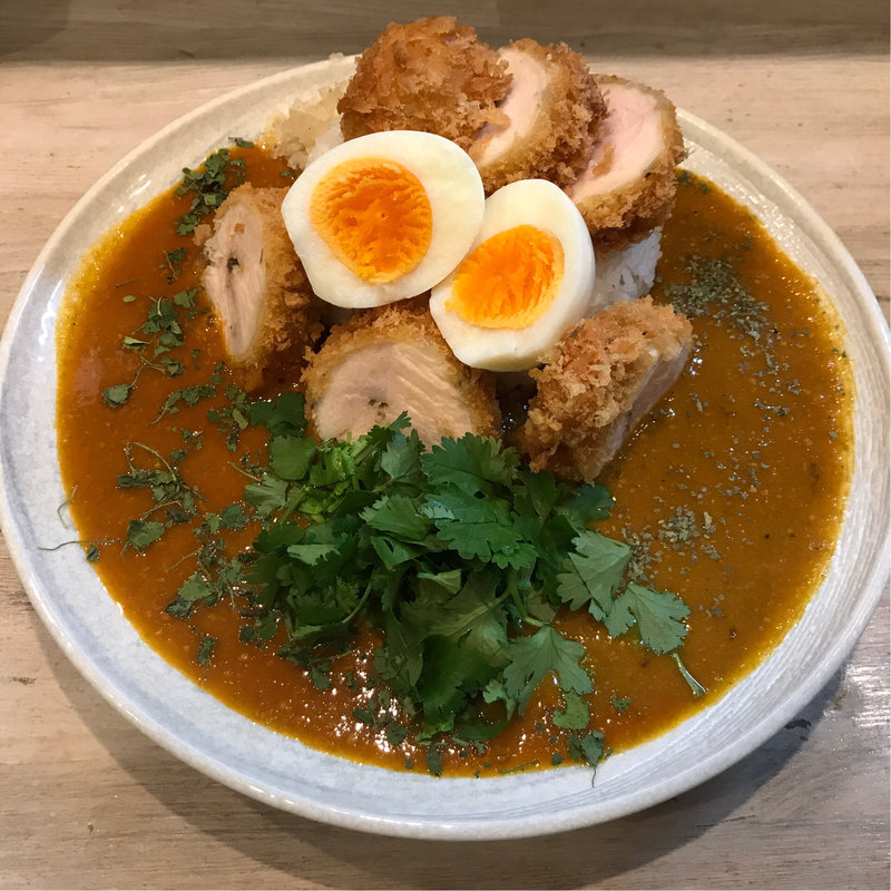 チキンカツ&ゆで卵&パクチーのカレー(カレーピーク （curry peak）)