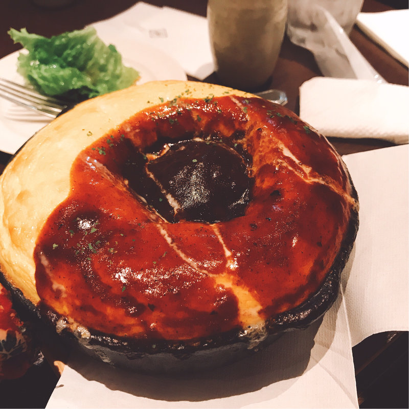 ハンバーグのせデミグラスソースオムライス(Bistro Tama)