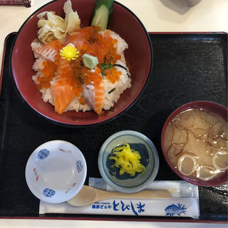 鮭親子丼(海鮮どんや とびしま)