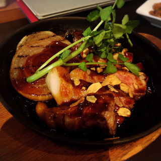 デミソースで食べる氷温熟成豚のトンテキ(foodiun& bar 一瑳 お台場店)