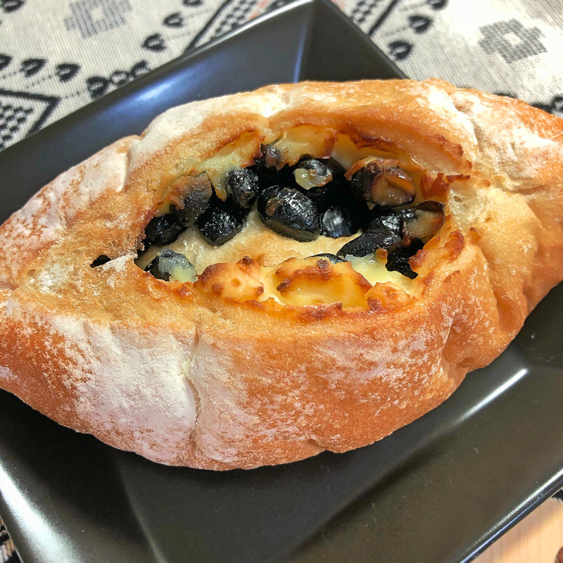 黒豆カマンベールフランス(小麦の郷)