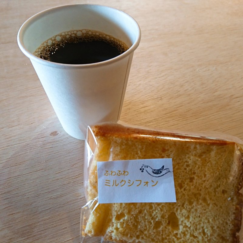 シフォンケーキとコーヒー(ミサキノヒトフク)