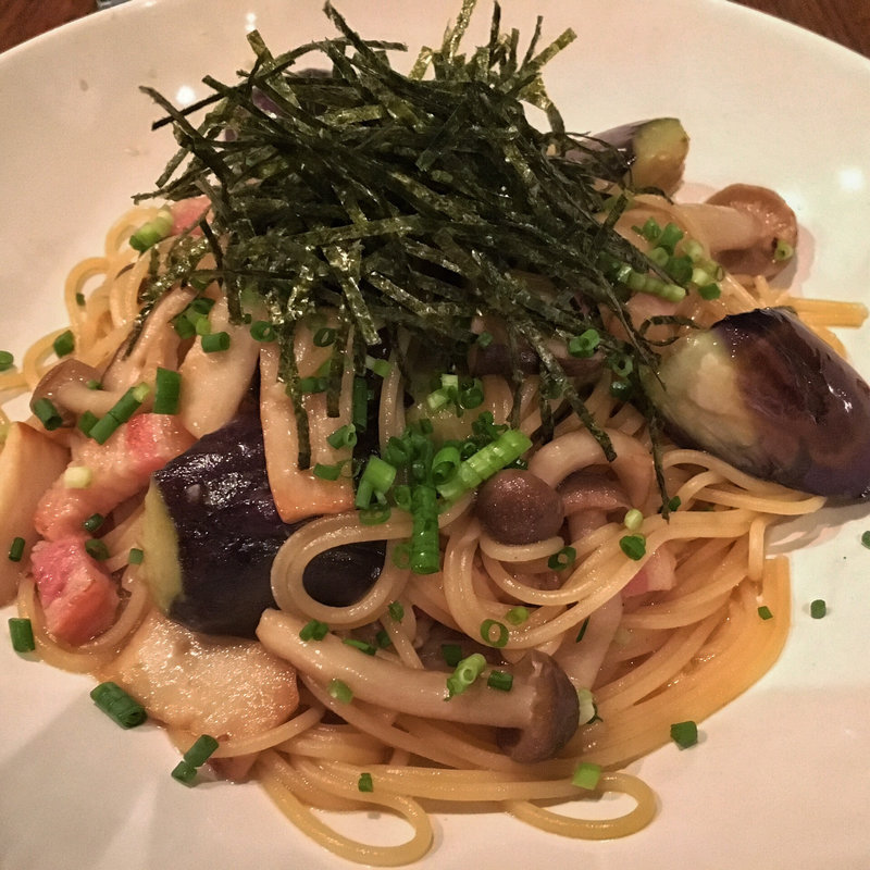 キノコ・ナス・ベーコンの和風パスタ(JANIE JONES)