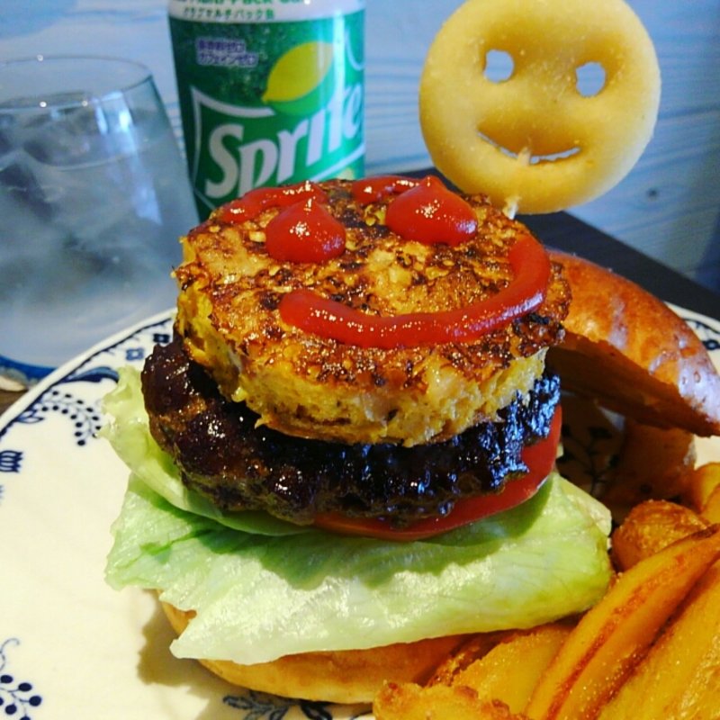 ザワークラウトとソーセージのスパニッシュオムレツバーガー(だるま珈琲)