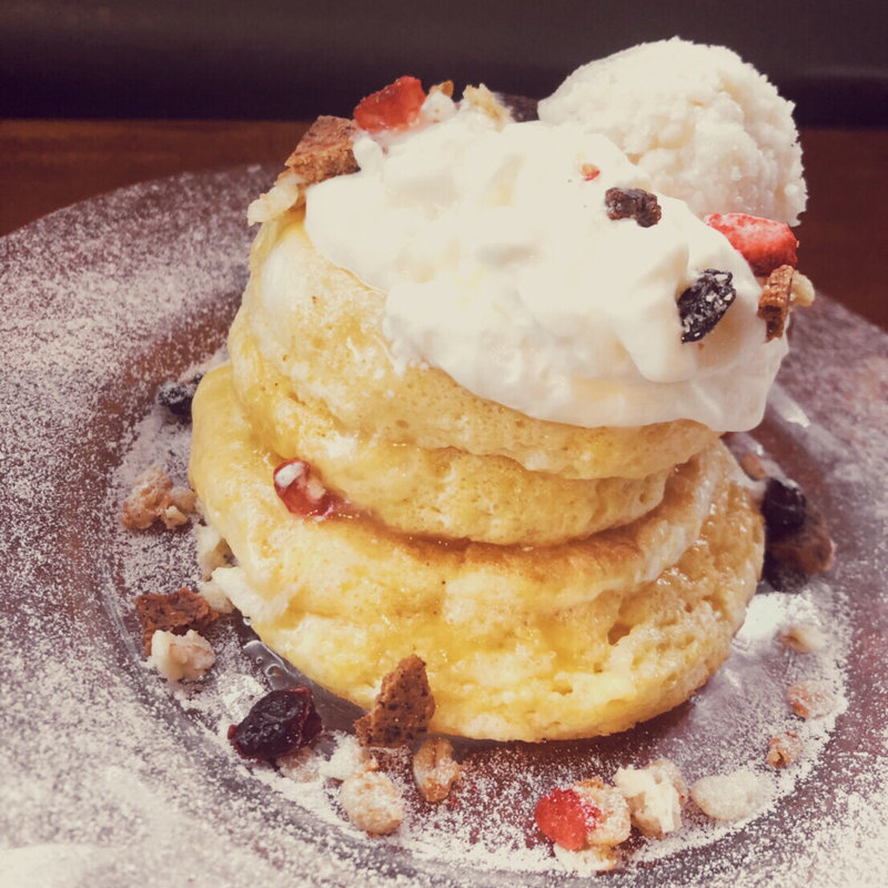 バスクチーズパンケーキ〜自家製レモンビネガー添え〜(Parlor Vinefru 銀座)