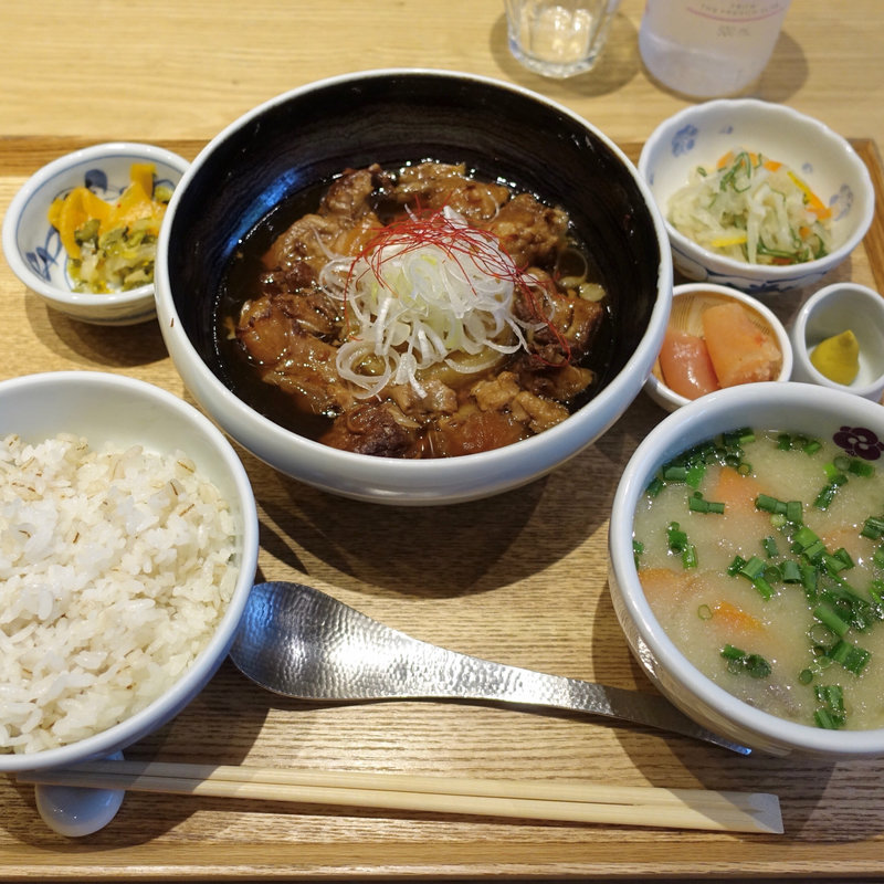 牛すじ煮込み定食(赤坂うまや 新宿)