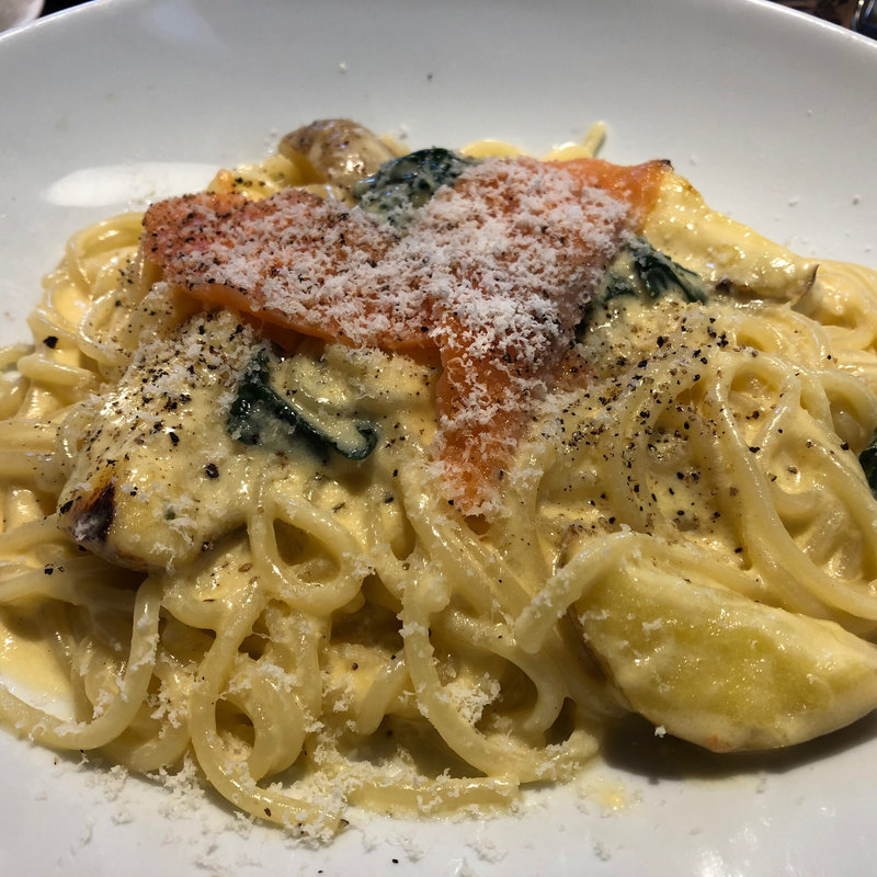 スモークサーモンと北海道産ポテトを使ったモッチモ風カルボナーラ(モッチモ・パスタ AKITSU)