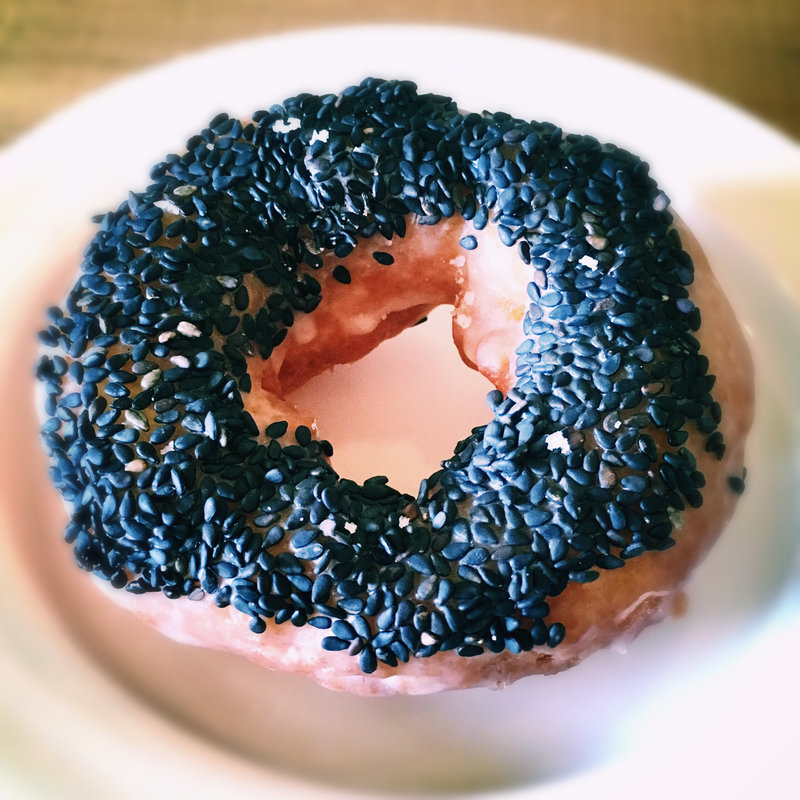 ドーナツ(黒ごま)(おやつと雑貨、くらすこと 糸島店)