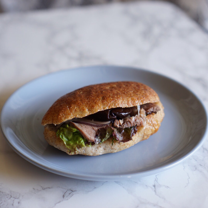 鴨肉と仏産プルーンフランボワーズソース(Place de Pasto （プラス ドゥ パスト）)