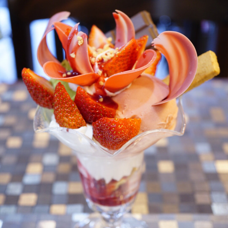 いちごとピスタチオのパフェ(PÂTISSERIE Yoshinori Asami)