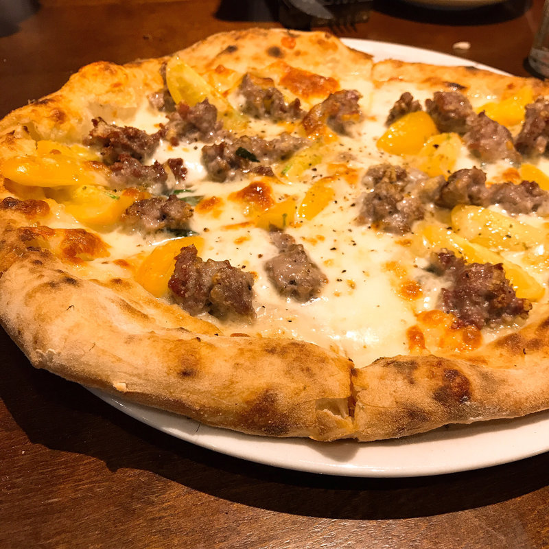 清流豚のサルシッチャ、黄色トマトのピッツァ(LEGAME)