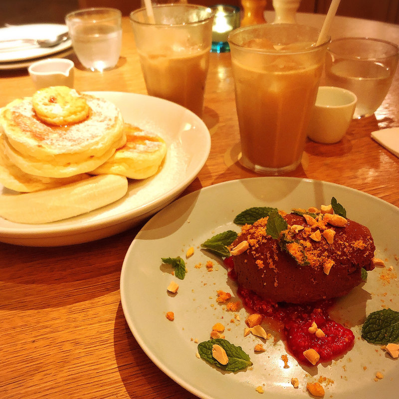 チョコレートムース  ラズベリー、レモンジュース、 ピーナッツ＆ハニーコーム(bills)